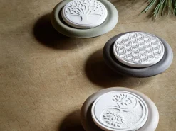 Grüne Erde Duftstein aus Keramik mit Motiv Blume des Lebens, graphit, ø 8 cm, H 2 cm