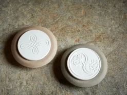 Grüne Erde Duftstein aus Keramik mit Motiv Yin & Yang, taupe, ø 8 cm, H 2 cm