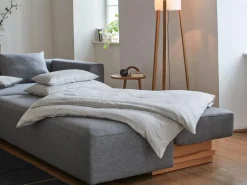 Grüne Erde Ecksofa Sereno mit Schlaffunktion inkl. 4 Kissen (70x55 cm), B 300 x T 235 cm, Bodennah, Eckteil links, mit Bezug Wollstoff Tano Natur (79), Buche