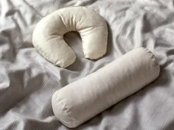 Grüne Erde Halbmond-Nackenkissen gefüllt mit Naturlatexflocken, 37 x 29 x 7 cm