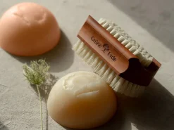 Grüne Erde Handbürste, ca. 9 x 4,5 cm, Birnbaumholz