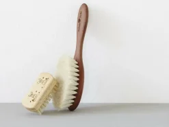 Grüne Erde Kinder-Handbürste mit Hasenmotiv, Buchenholz, ca. 5,5 x 3 cm