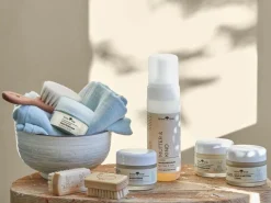 Grüne Erde Kinder-Handbürste mit Hasenmotiv, Buchenholz, ca. 5,5 x 3 cm