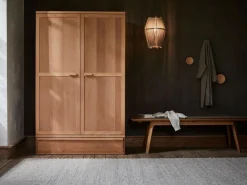 Grüne Erde Kleiderschrank Kurami mit Drehtüren 2-türig, Fußgestell, Holz,