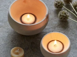 Grüne Erde Lichtkugel klein aus Zirbenholz, handgedrechselt, H 5 cm, ø 8 cm, inkl. Glaseinsatz