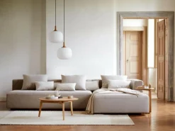 Grüne Erde Lounge-Sofa Sereno mit Schlaffunktion inkl. 3 Kissen (70x55 cm), B 320,5 x T 180 cm, Bodennah, Liegeteil links, mit Bezug Wollstoff Tano Natur (79), Buche