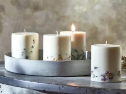 Grüne Erde Natürliche Rapswachskerze mit Lavendelstängel, ohne Duft, ø 8 cm, H 9 cm