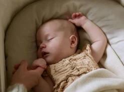 Kinder Grüne Erde Wiege Serafina, inkl. Housse und Matratze, Wollstoff Tano Natur (79), Esche